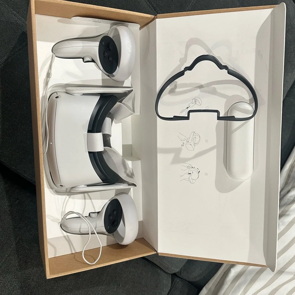 Oculus VR Headset with Controllers in White